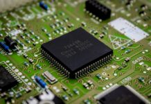 지능형 반도체·양자컴퓨팅 ‘딥테크’ 사업화…300억 원 투입 a close up of a computer chip on a printed circuit board