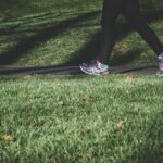 사무실에 갇힌 직장인, 건강을 지키는 스마트한 습관 5가지 shallow focus photography of person walking on road between grass