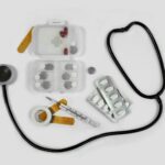 AI 기반 건강 관리, 미래 의료의 새로운 패러다임을 열다 white and black earbuds on white textile