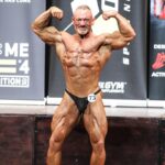 근육, 우리 몸의 힘과 건강을 지키는 핵심 열쇠 a man standing on a stage flexing his muscles