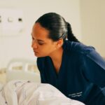 돌봄의 무게, 사회가 나눈다… 요양병원 ‘간병 급여화’의 첫걸음 A nurse is attending to a patient in a hospital.