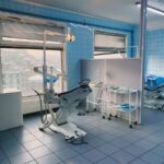 AI, 건강 관리의 새로운 지평을 열다 a room with medical equipment