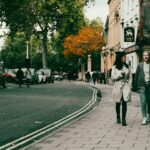 ‘1일 1산책’, 바쁜 일상 속 건강 지키는 똑똑한 선택 a couple of people walking down a street