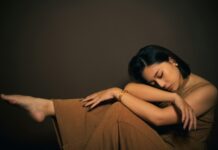 “만성피로, 이제는 나도 탈출할 수 있다”―한국인의 일상에 맞춘 실천형 건강 루틴 뜬다 a woman sitting on the ground with her arms crossed