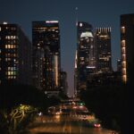 “정상인 동료가 없어요”… 직장인 60% ‘건강 이상’, 야간 근무자는 더 위험 city buildings during night time