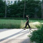 몸과 마음을 챙기는 ‘마음챙김 걷기’ 열풍…일상에서 실천하는 건강 루틴 a man and woman walking down a sidewalk