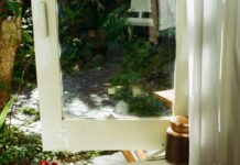 바쁜 일상 속 정신건강 챙기기, 작은 변화가 만드는 큰 차이 Tea set arranged on a wooden tray by the window.