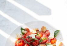 요즘 식단, 소박하지만 똑똑하게…실생활 속 ‘건강한 맛’ 찾기 sliced tomato and green leaf vegetable on white ceramic plate