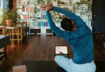 미니멀 홈트 열풍, 일상 속 ‘작은 운동’ 실천법 주목 a man doing yoga in a living room