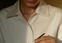 “웰니스 문화, 내 삶에 자연스럽게 녹아드는 건강 습관” person in white button up shirt holding clear drinking glass with green liquid