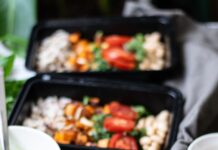 “일상 속 ‘저탄고지’ 열풍… 과하지 않게 실천하는 건강 비법” a couple trays of food