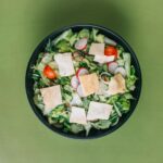 식단의 새로운 물결…한국인 건강 실천을 위한 현실적 팁 green salad on a black bowl