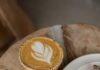 ‘슬로우 모닝’으로 바꾸는 하루, 건강을 깨우는 아침 루틴이 뜬다 A plate with a piece of pie on it next to a cup of coffee