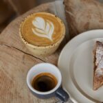 ‘슬로우 모닝’으로 바꾸는 하루, 건강을 깨우는 아침 루틴이 뜬다 A plate with a piece of pie on it next to a cup of coffee