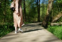 “마음 챙김 걷기, 일상에 녹여내는 새로운 건강 트렌드” woman walking on forest trail